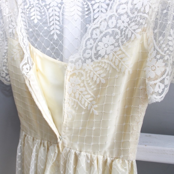 Elegant Cream Lace Dress - Picture 12 of 15